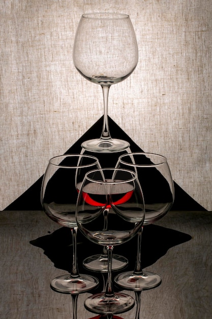 Geometrische Stilllebenpyramide mit einem Glas Rotwein