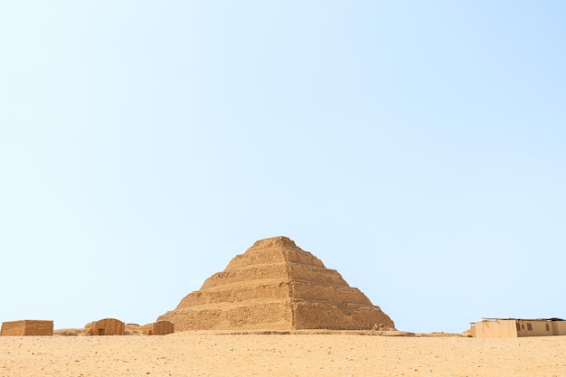 Geometrische Stufenpyramide in der Wüste Ägyptens