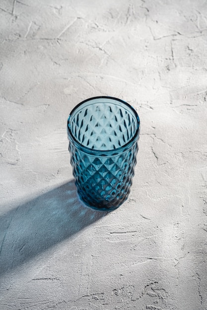 Geometrische Tasse aus blauem Glas