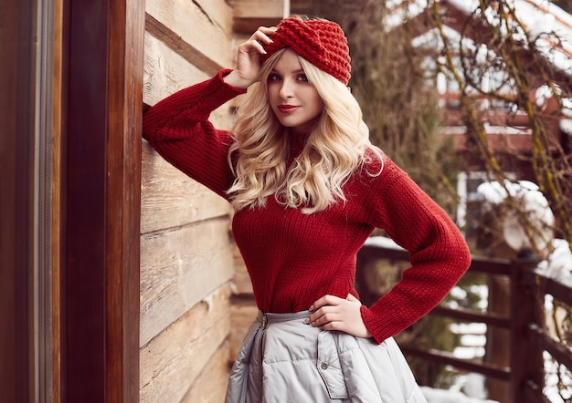 Georgeous elegante rubia en vestido rojo y sombrero