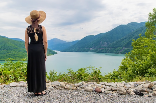 Georgia, Tbilisi. Gran embalse. Lago en el guisante.