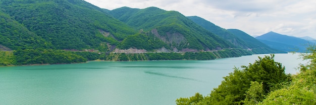 Georgia, Tbilisi. Reservatório grande. Lago na ervilha.