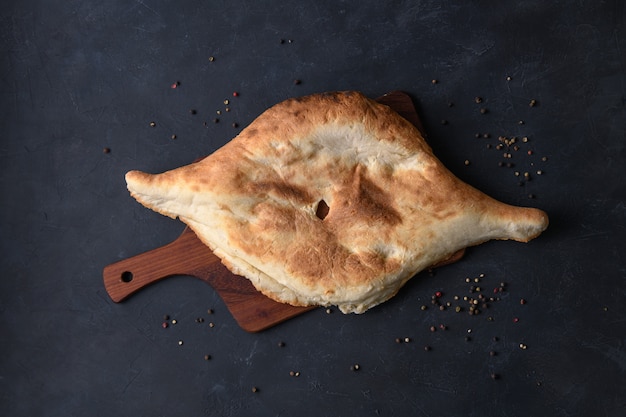 Georgian Brot Lavash auf Holzbrett, Draufsicht