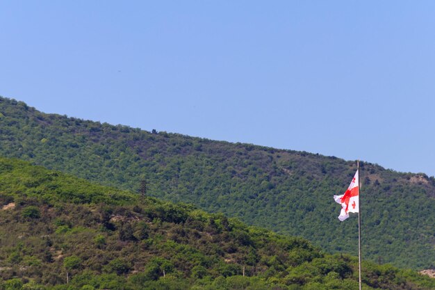 Georgische Flagge auf dem Hintergrund des Kaukasus?