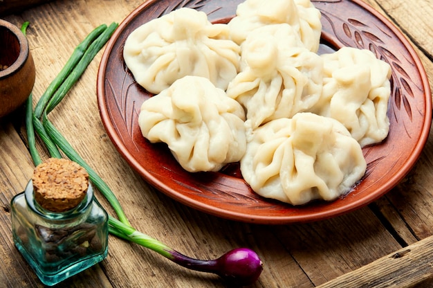 Georgische Knödel Khinkali mit Fleisch auf Holztisch