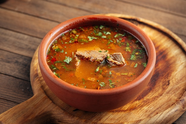 Georgische nationale Kharcho-Suppe mit Rindfleisch und Reis