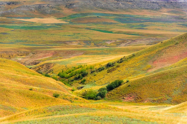 Georgische Steppenlandschaft auf dem Weg nach Osten von Tiflis zum Klosterkomplex David Gareji.