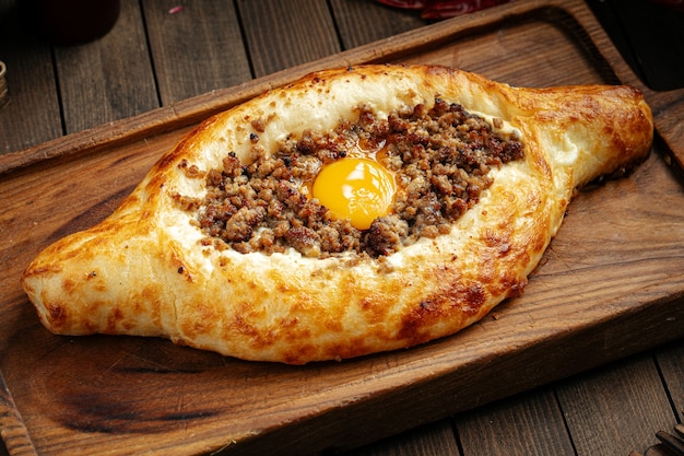 Georgisches adjarian Khachapuri mit Ei und Hackfleisch