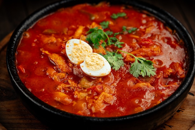 Georgisches Hühnchen-Chachokhbili mit Tomatensauce