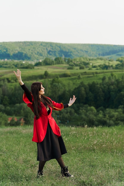 Georgisches Mädchen in roter Tracht