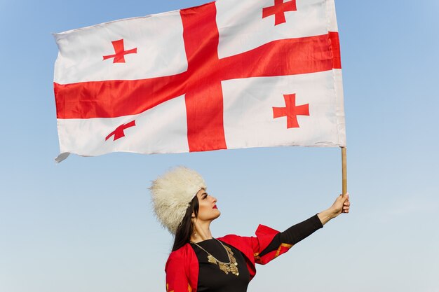 Georgisches Mädchen in roter Tracht