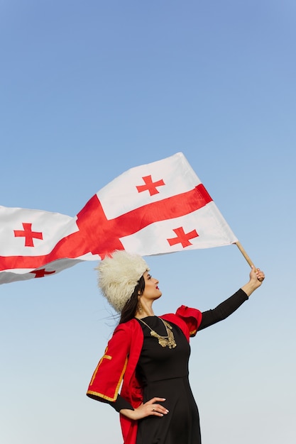 Georgisches Mädchen in roter Tracht