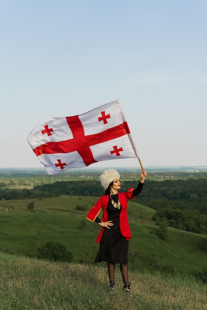 Georgisches Mädchen in roter Tracht