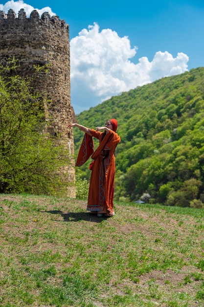 Georgisches Mädchen in Trachtentänzen Selektiver Fokus der georgischen Nationaltänze