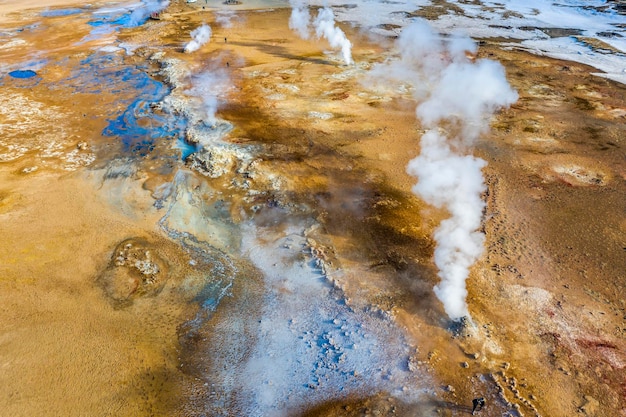 Geothermalgebiet Namafjall Hverir in Island Atemberaubende Landschaft des Schwefeltals mit rauchenden Fumarolen und blauem bewölktem Himmel Reisehintergrund Touristenattraktion