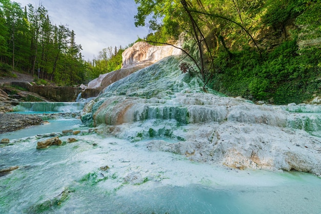 Geothermischer Pool und heiße Quelle in der Toskana Italien Bagni San Filippo natürlicher Thermalwasserfall am Morgen ohne Menschen Der weiße Wal inmitten eines Waldes