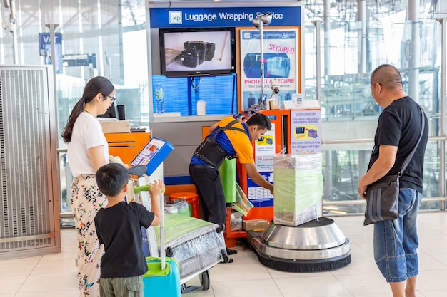 Gepäckverpackungsservice am internationalen Flughafen Suvannaphumi in Bangkok, Thailand