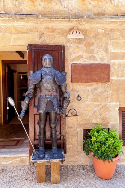 Gepanzerter mittelalterlicher Ritter am Eingang, mittelalterlicher Ritter