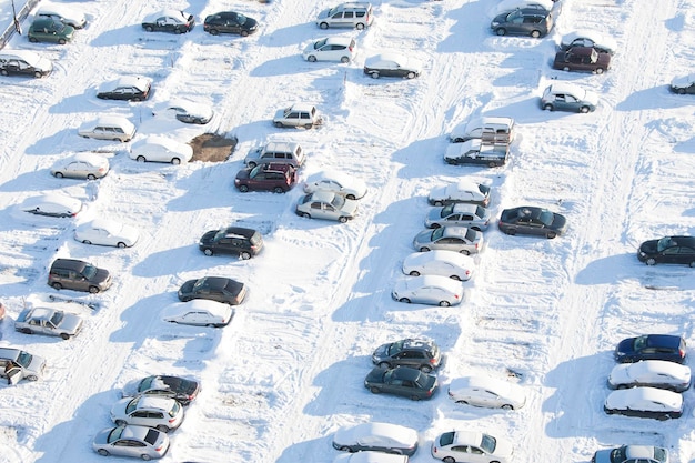 Geparkte Autos mit Schnee bedeckt