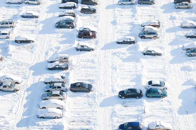 Geparkte Autos mit Schnee bedeckt