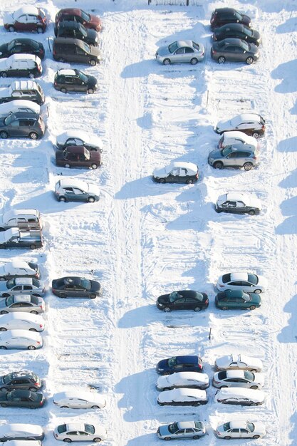 Geparkte Autos mit Schnee bedeckt