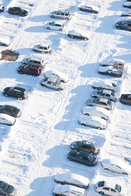 Geparkte Autos mit Schnee bedeckt