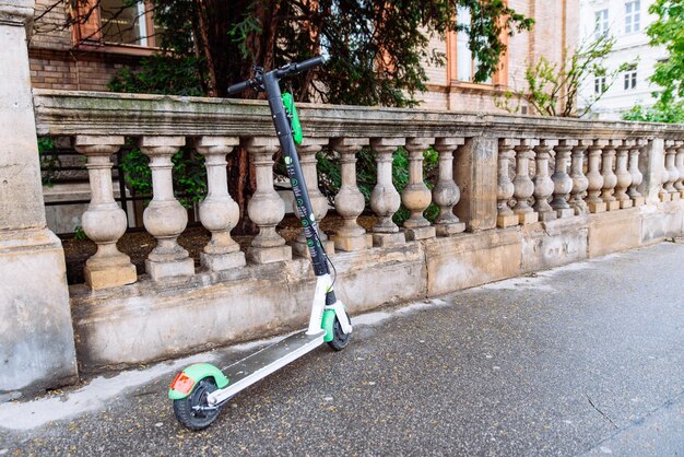 geparkte elektrische Roller an der Stadtstraße