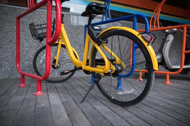 Geparkte Fahrräder im StraßenhintergrundxA