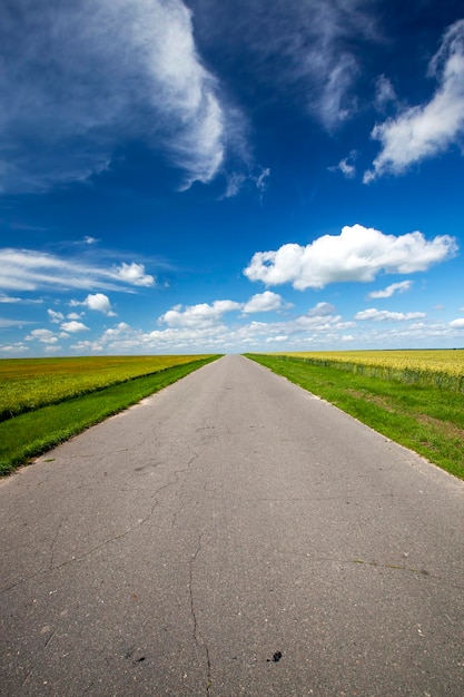 Gepflasterte Autobahn mit blauem Himmel und Wolken