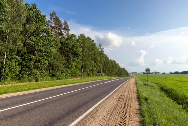 Gepflasterte Straße für den Autoverkehr