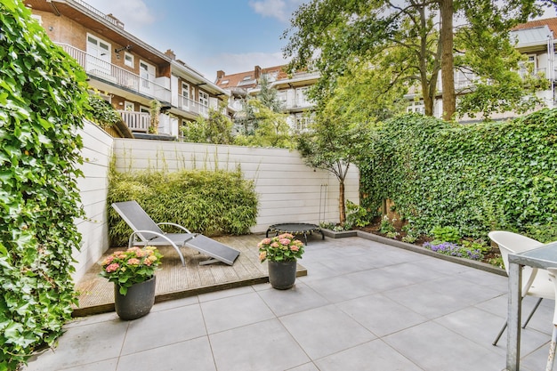 Gepflegte Terrasse mit Sitzecke