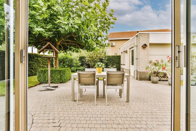 Gepflegte Terrasse mit Sitzecke