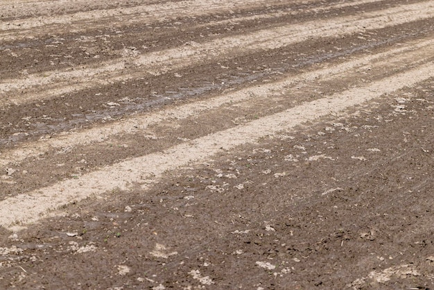 Gepflügter Boden in einem landwirtschaftlichen Feld während der Bodenbearbeitung