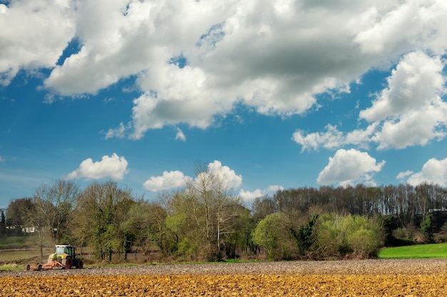 Gepflügtes Feld mit einem Traktor