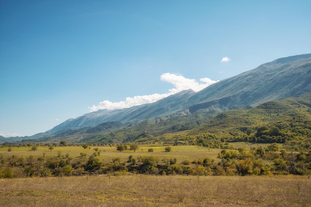 Gepflügtes Feld vor dem Hintergrund der Berge in Albanien Agrarlandschaft