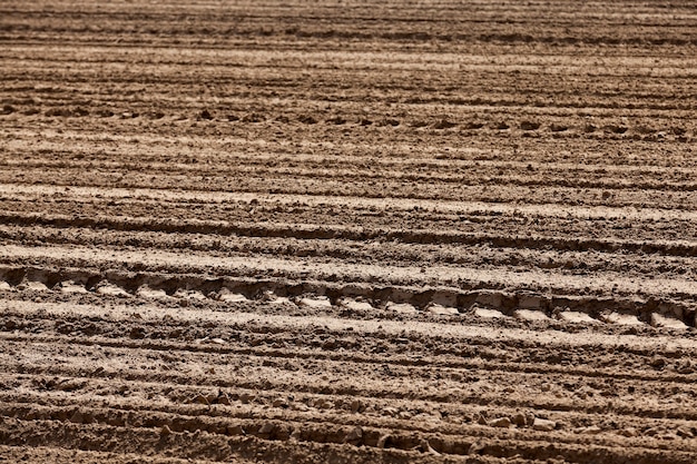 Gepflügtes landwirtschaftliches Land - landwirtschaftliches Feld, das für die Aussaat gepflügt wurde. Frühling