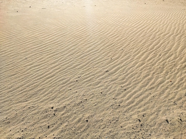 Geprägte Textur von Sand am Strand aus nächster Nähe