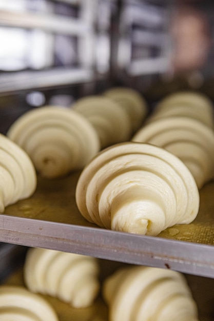 Geprüfte Croissants auf Backblech