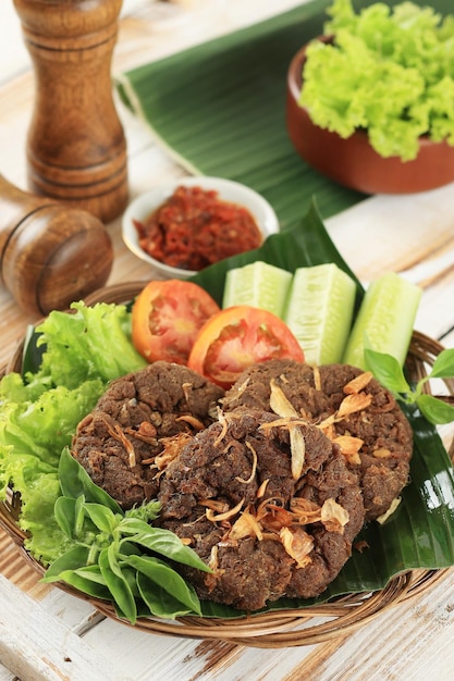 Gepuk Daging ou fio dental de carne frita da Indonésia Empal