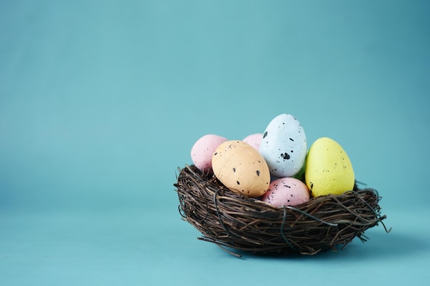 Gepunktete Ostereier im Osterkorb oder Nest