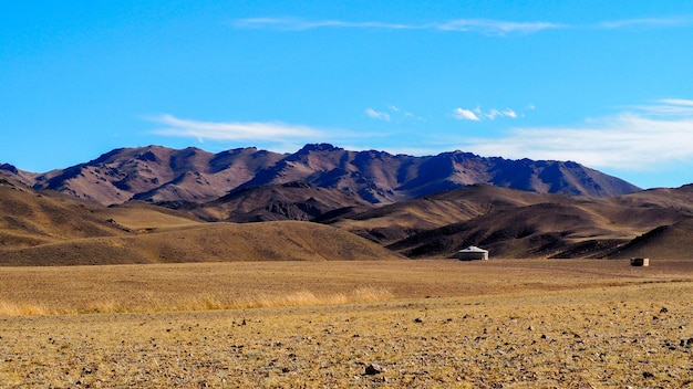 Ger en el campo de Mongolia con montañas al fondo