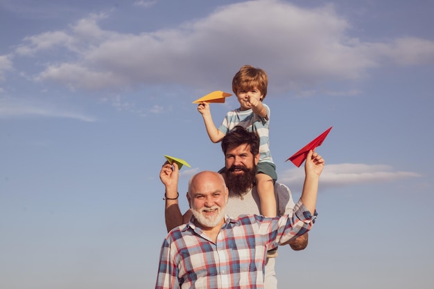 Geração de homens Pai e filho com avô família amorosa feliz Geração de pessoas e estágios de crescimento Pai e filho desfrutando ao ar livre Pessoas da família Atividade de lazer