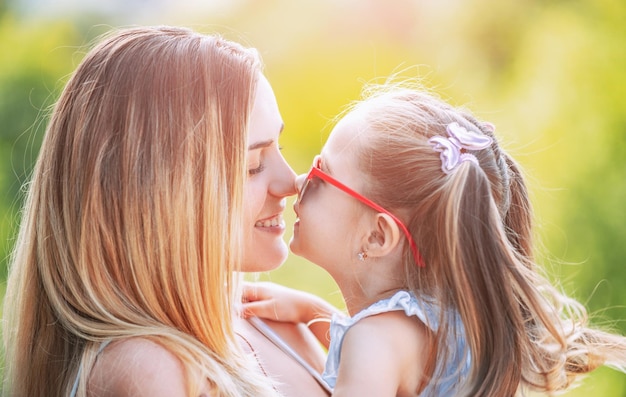 Geração familiar e conceito de pessoas retrato aproximado de mãe sorridente abraçando filha bonitinha