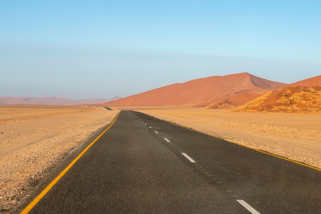 Gerade Autobahn im berühmten Sossusvlei-Tal in Namibia