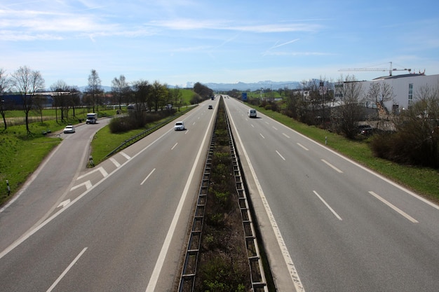 Gerade Autobahn in die Berge am sonnigen Tag.