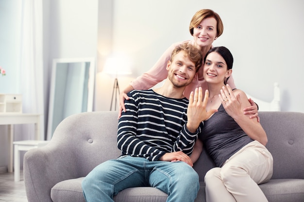 Gerade geheiratet. Erfreutes positives Paar, das zusammen sitzt