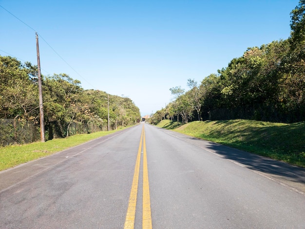 Gerade Straße von der alten Straße nach Santos in Brasilien