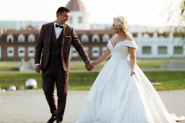 Gerade verheiratetes Liebespaar im Hochzeitskleid