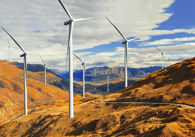 Gerador de energia de fazenda de turbina eólica em uma bela paisagem natural para a produção de energia renovável