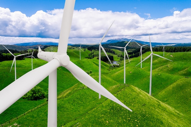 Foto gerador de energia de fazenda de turbina eólica na bela paisagem natural para a produção de energia renovável.